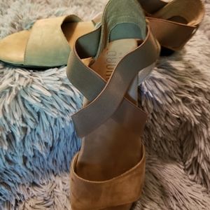 Munro Tan 7 1/2 Slim Sandals